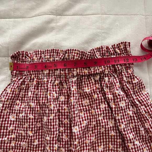 vintage inspired, gingham, daisy, perfect for summer, shorts - Picture 3 of 4